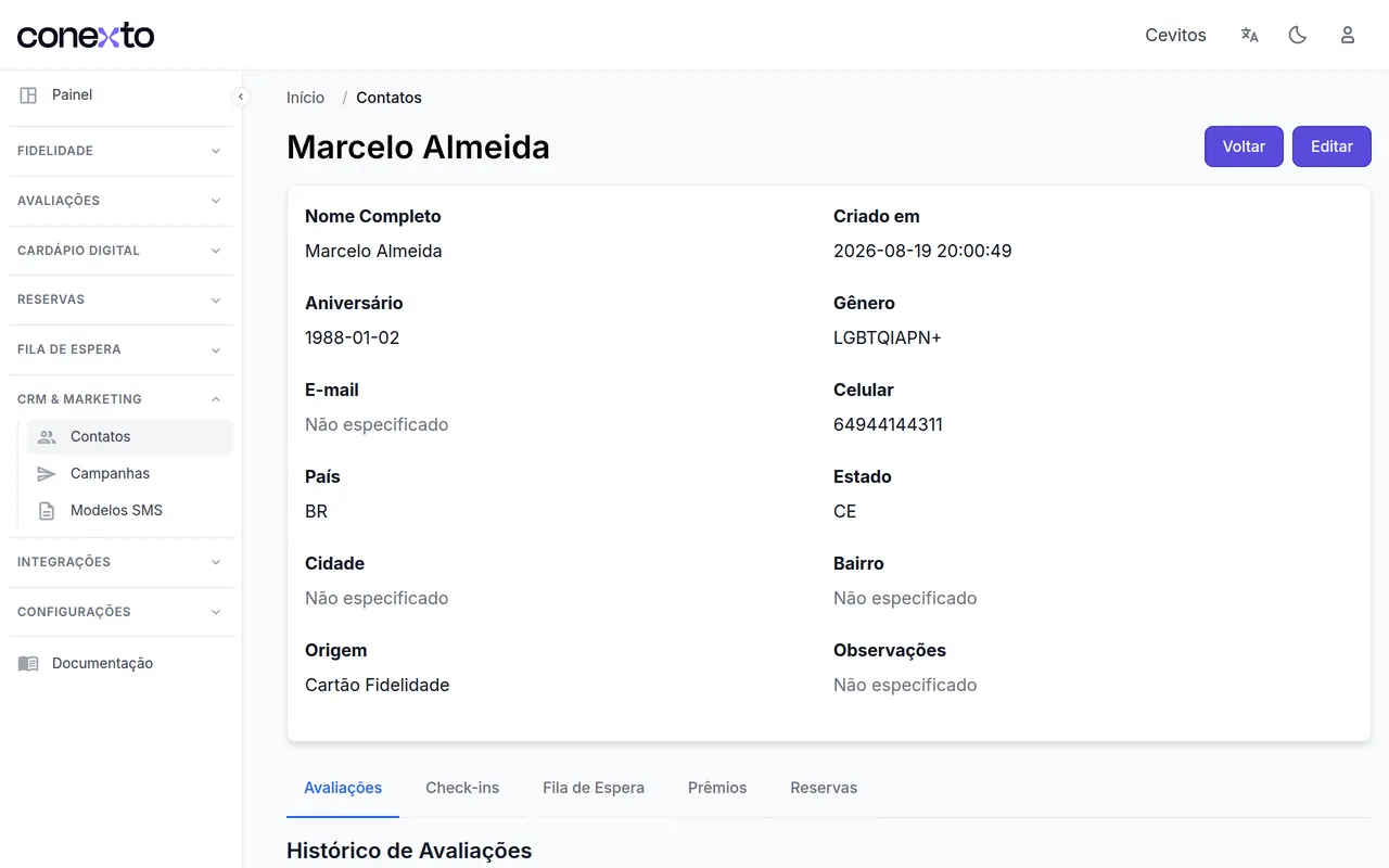 Ficha de um cliente na Conexto, com contato, aniversário, origem e o histórico de avaliações, filas e reservas